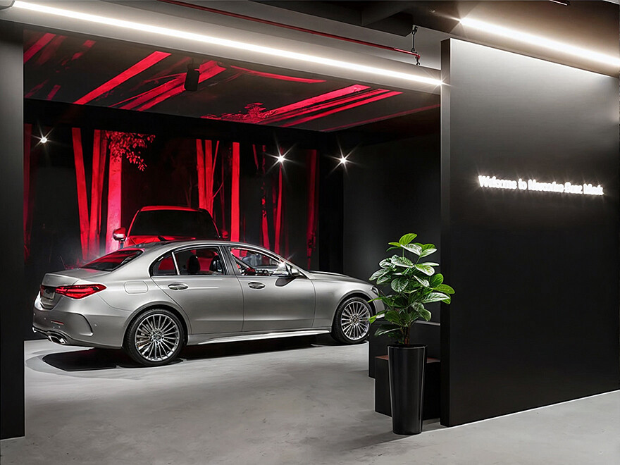 Зона выдачи авто в шоу-руме Mercedes-Benz